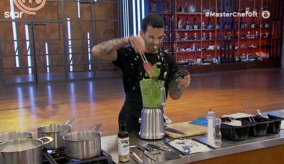 Απίστευτο απρόοπτο για τον Σταύρο στο MasterChef! Άνοιξε το μπλέντερ την ώρα που δούλευε και…