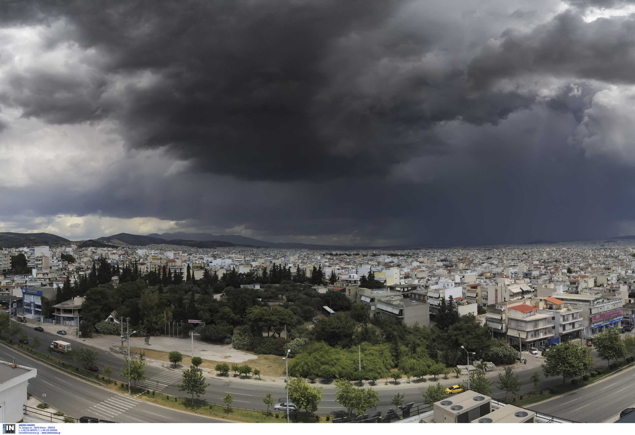 Μαύρισαν τα πάντα στην Αττική – Πυκνό χαλάζι και απίστευτες εικόνες