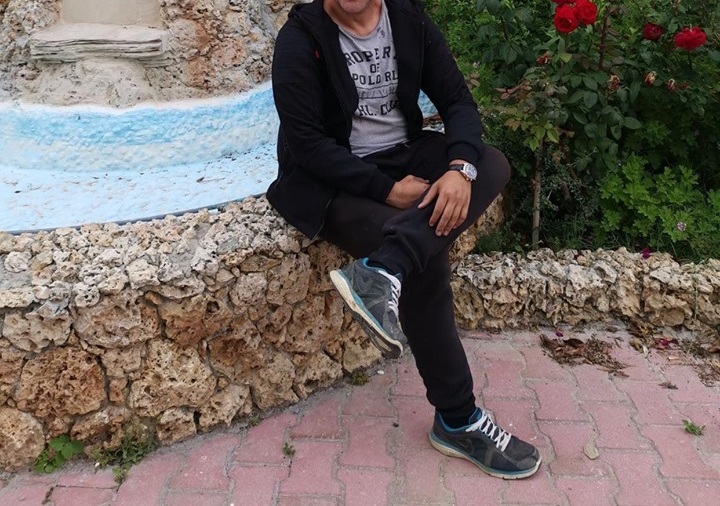 Γνωστός Έλληνας τραγουδιστής έγινε αγρότης και ξενοδόχος στην Εύβοια! [pics]