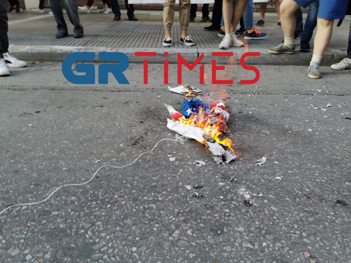Θεσσαλονίκη: Έκαψαν αμερικανική σημαία στην πορεία για τον Τζορτζ Φλόιντ