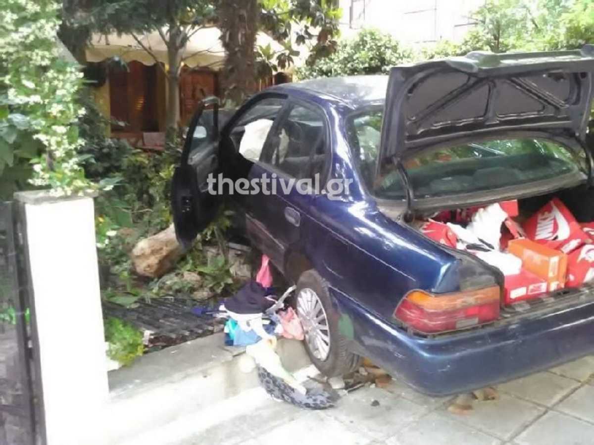 Θεσσαλονίκη: Το αυτοκίνητο των διαρρηκτών έπεσε σε αυλή σπιτιού! Οι εικόνες στο εσωτερικό του (Φωτό)