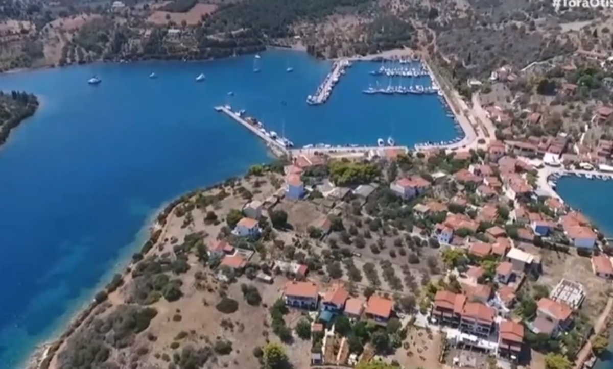 Αυτό είναι το μοναδικό κατοικημένο νησί του κορινθιακού κόλπου που ήθελε ο Ωνάσης