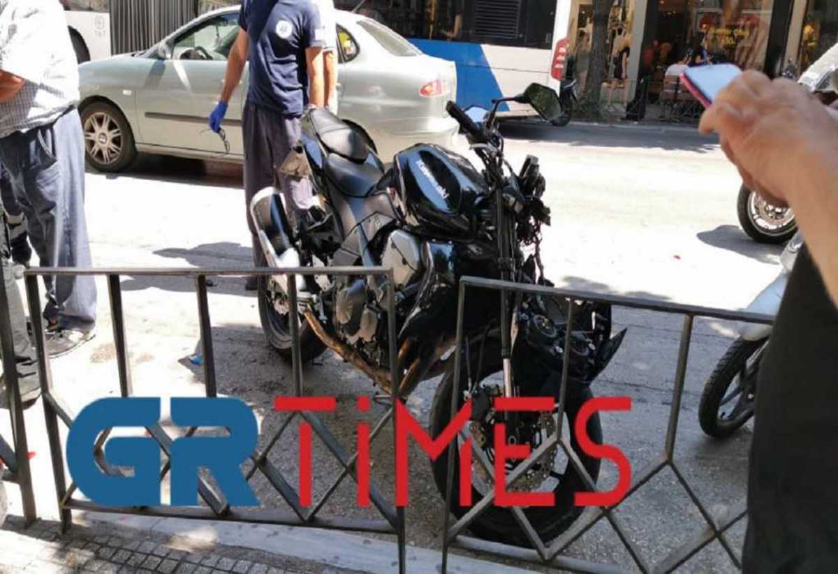 Θεσσαλονίκη: Σύγκρουση ΙΧ με μηχανή – Λαχτάρα στην Τσιμισκή (pics, video)