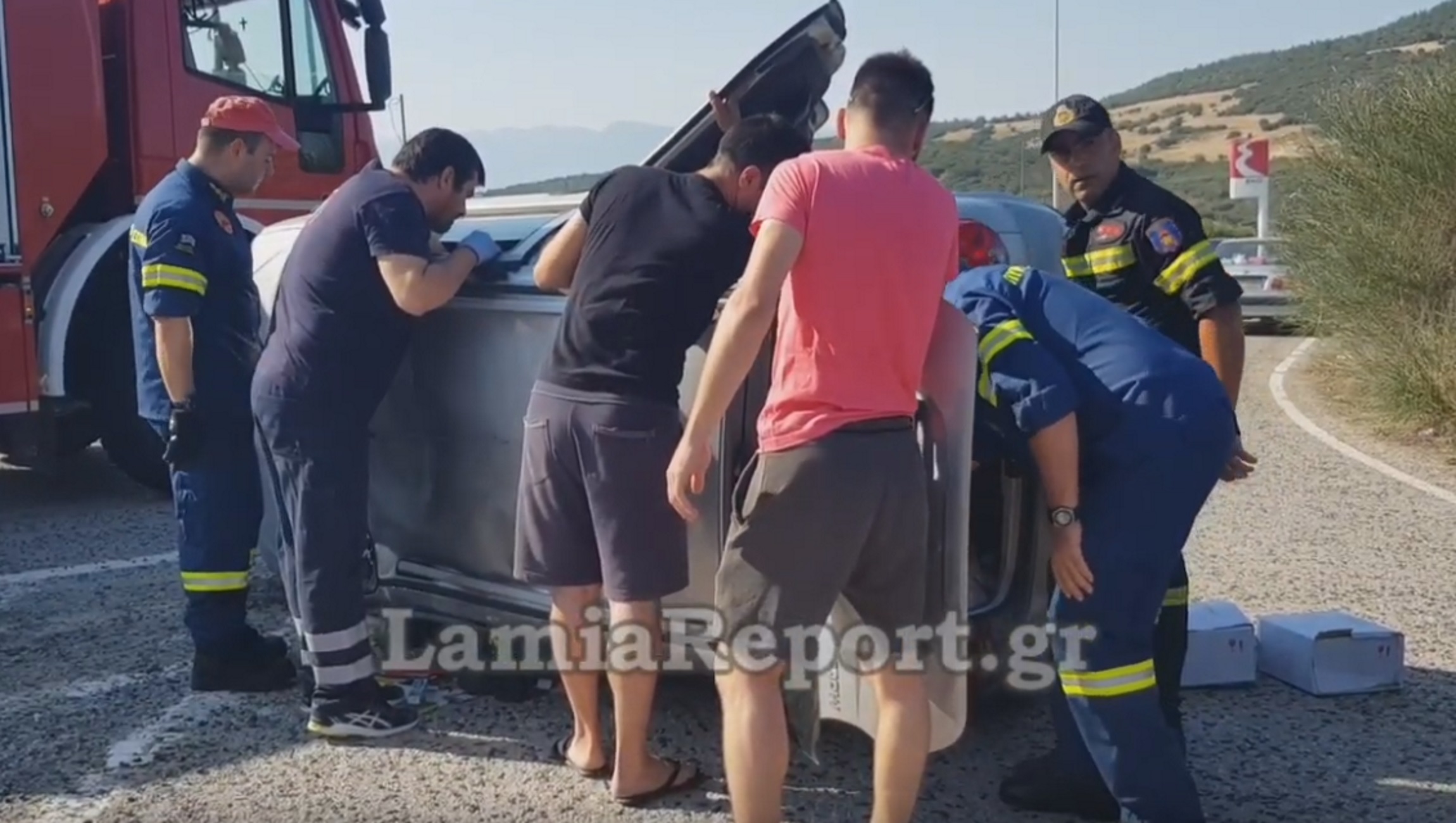 Λαμία: Πλησίασαν το αυτοκίνητο που ανατράπηκε σε τροχαίο και είδαν μέσα αυτές τις εικόνες (Βίντεο)
