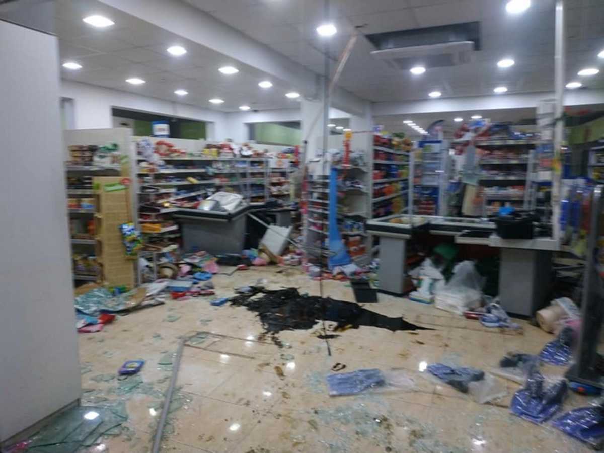 Ρόδος: “Σεισμός” σε σούπερ μάρκετ! Αυτοκίνητο καρφώθηκε μέσα και διέλυσε τα πάντα (Φωτό)