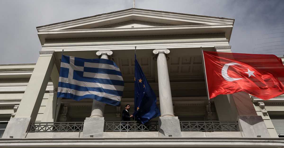 Επιμένει απειλητικά η Τουρκία για την ελληνογαλλική συμφωνία: «Προβοκάτσια» ο «Παρμενίωνας»!