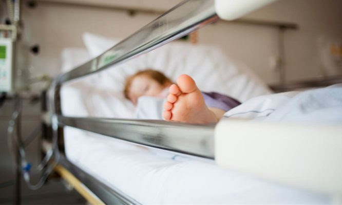 Γιατροί στην Πάτρα έσωσαν αγοράκι 10 μηνών από βέβαιο θάνατο – Ένα καρύδι είχε σφηνωθεί στους πνεύμονές του (vid)