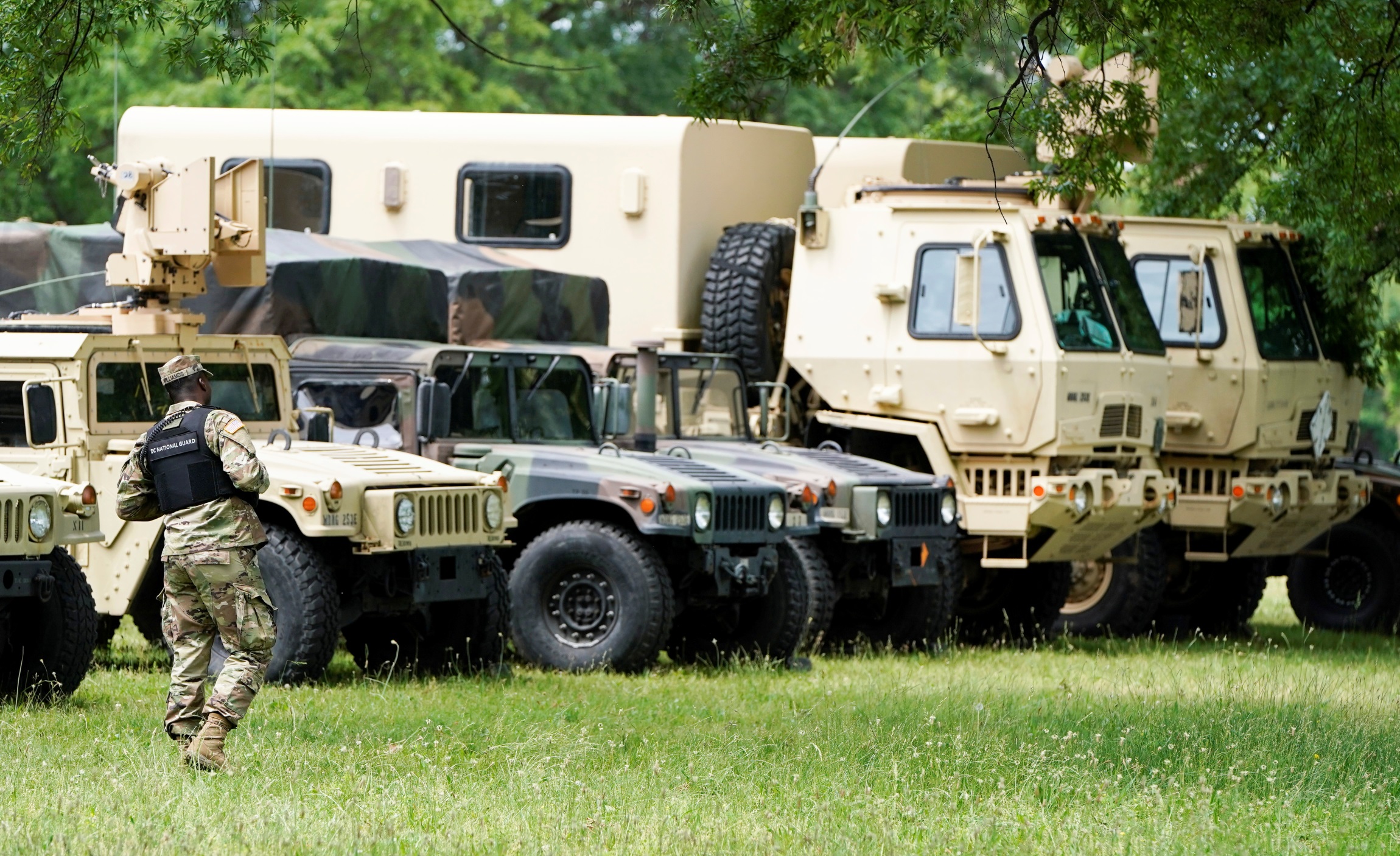 Ο Στρατός των ΗΠΑ στους δρόμους: Βίντεο και φωτογραφίες από τη δράση του