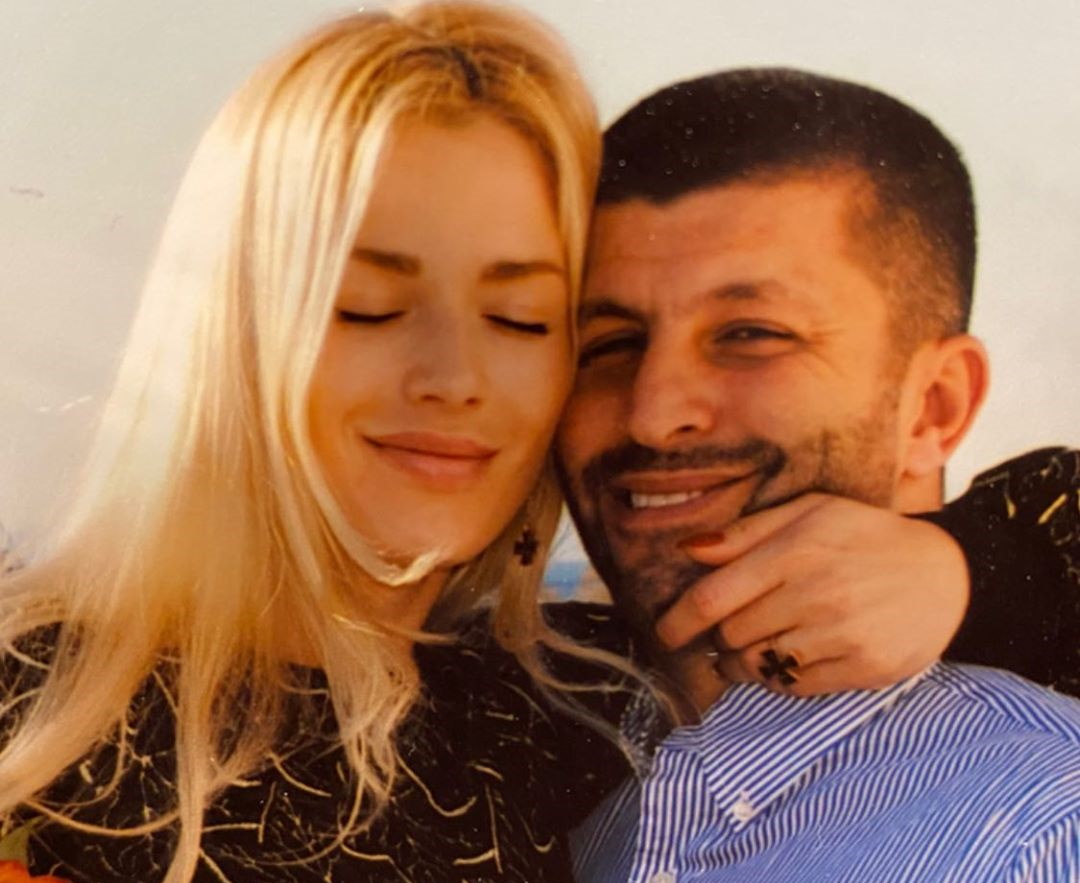 Ραγίζει καρδιές η Βικτώρια Καρύδα! Η τούρτα για τα γενέθλια του νεκρού συζύγου της και οι κάρτες των παιδιών τους