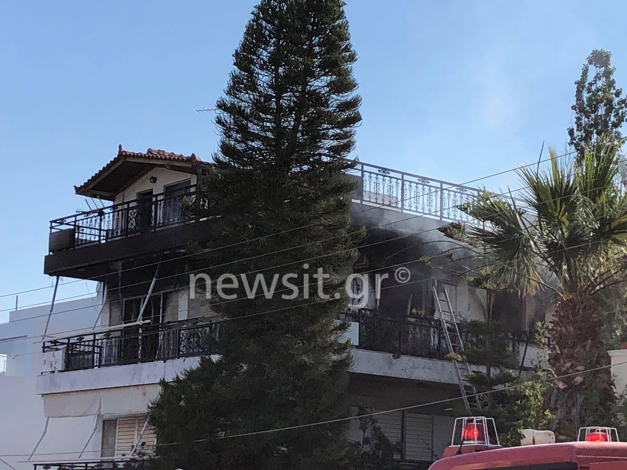 Τραγωδία στη Βούλα: Νεκρή 60χρονη από φωτιά σε διαμέρισμα