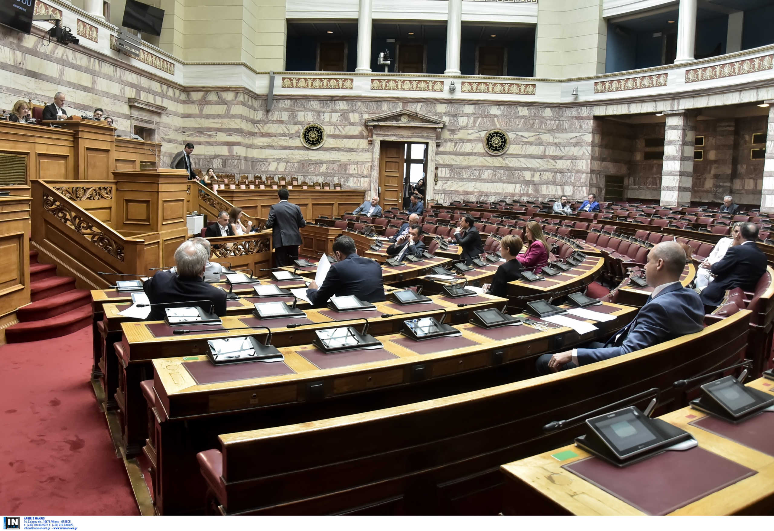 Μόνο… χαρούμενο το ΚΙΝΑΛ – Βαριές κουβέντες στη Βουλή για το νομοσχέδιο για τις διαδηλώσεις