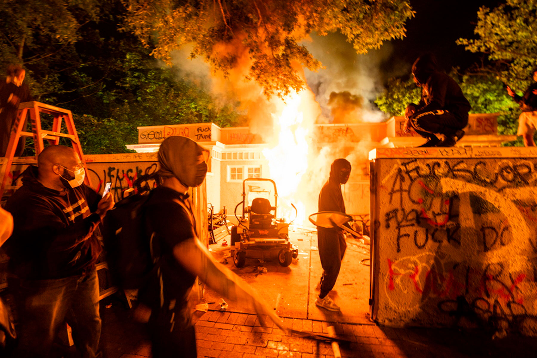 Φωτιές και δακρυγόνα έξω από τον Λευκό Οίκο – «Φυγάδευσαν» Τραμπ και Μελάνια