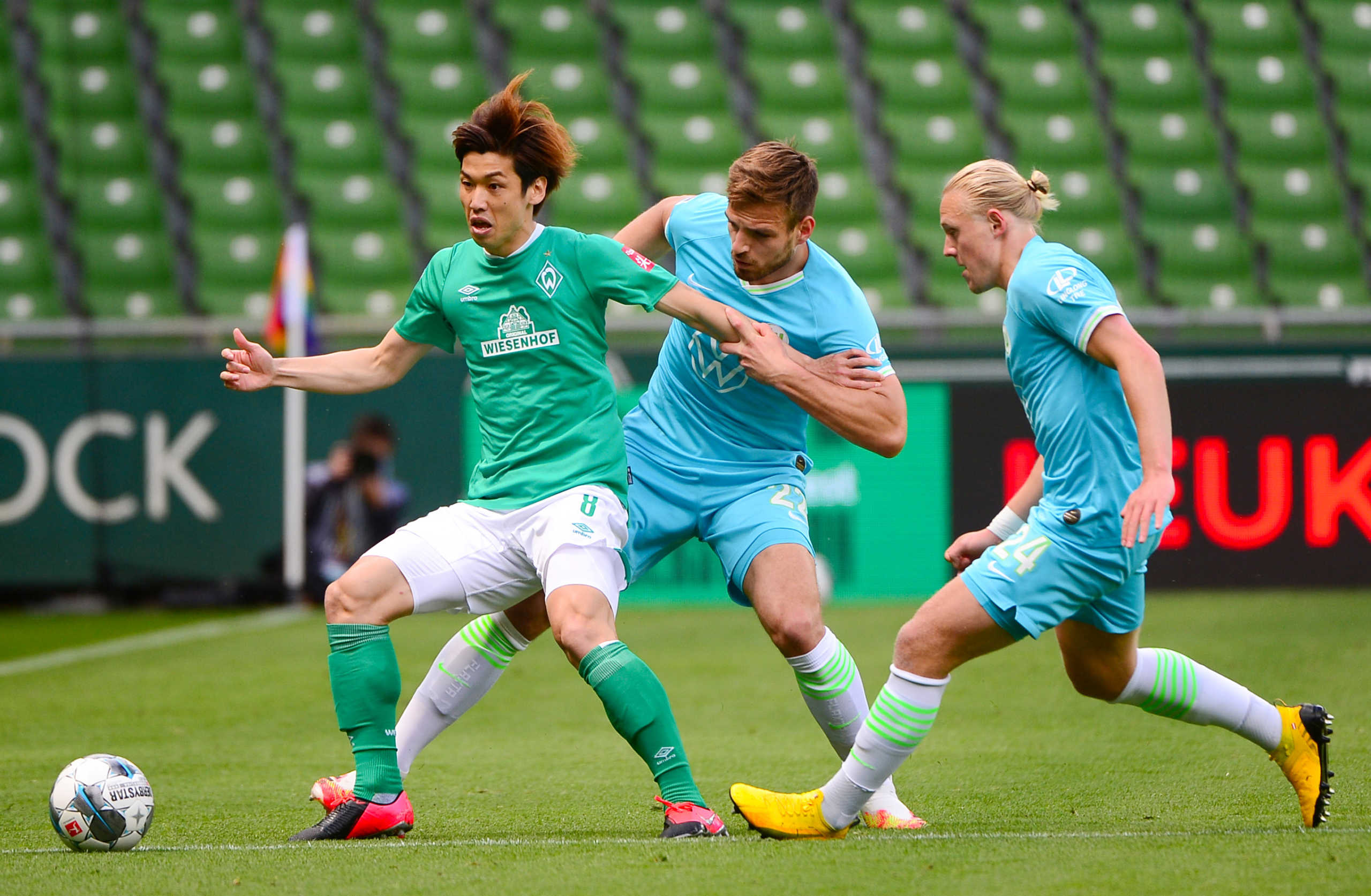 Soccer Football - Bundesliga - Werder Bremen v VfL Wolfsburg - Weser-Stadion, Bremen, Germany - June 7, 2020 Werder Bremen's Yuya Osako in action with VfL Wolfsburg's Marin Pongracic and Xaver Schlager, as play resumes behind closed doors following the outbreak of the coronavirus disease (COVID-19) Patrik Stollarz