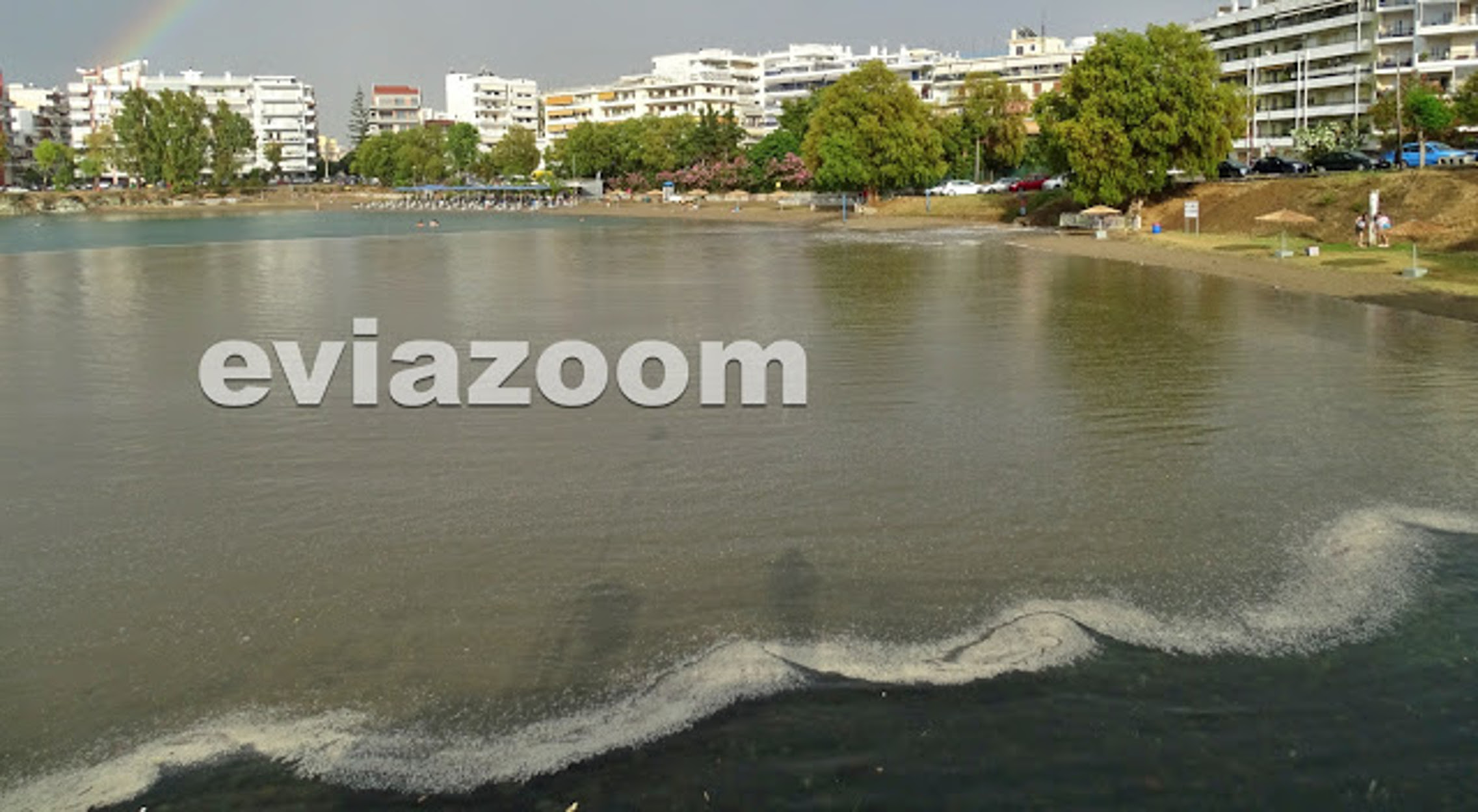 Χαλκίδα: Αγωγός γέμισε λύματα παραλία την ώρα που… κολυμπούσε κόσμος! (pics, video)