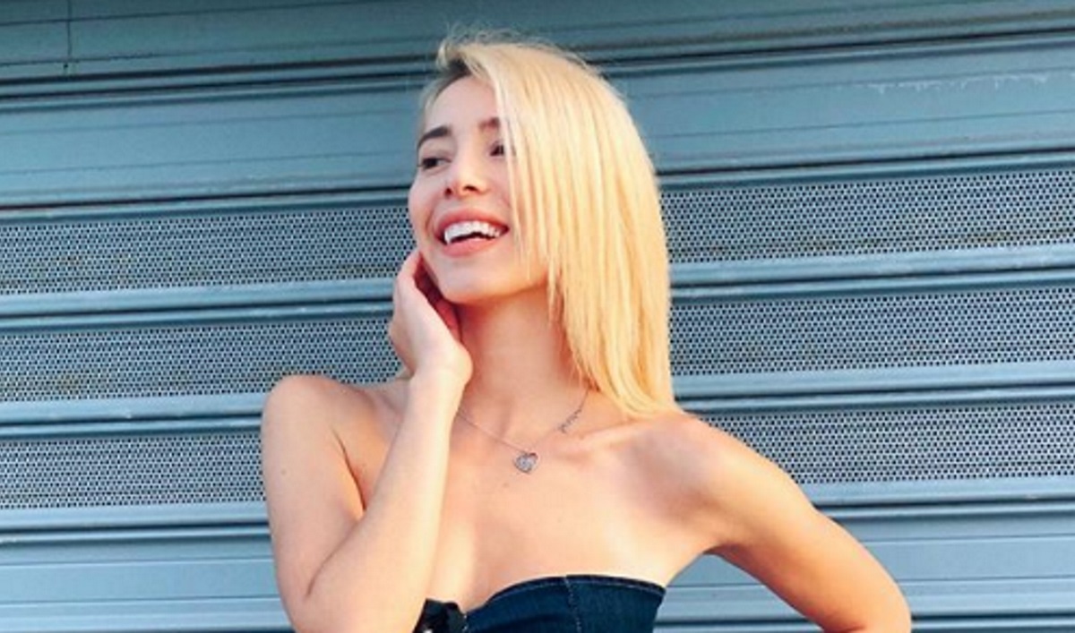 Λικνίζεται αισθησιακά η Αθηνά Χρυσαντίδου πάνω στο σκάφος και προκαλεί “ταραχή”! [vid]