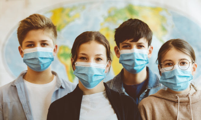 Κορονοϊός: Η πανδημία επηρέασε βαθιά τη ζωή των παιδιών και εφήβων – Πώς να τους μιλήσετε