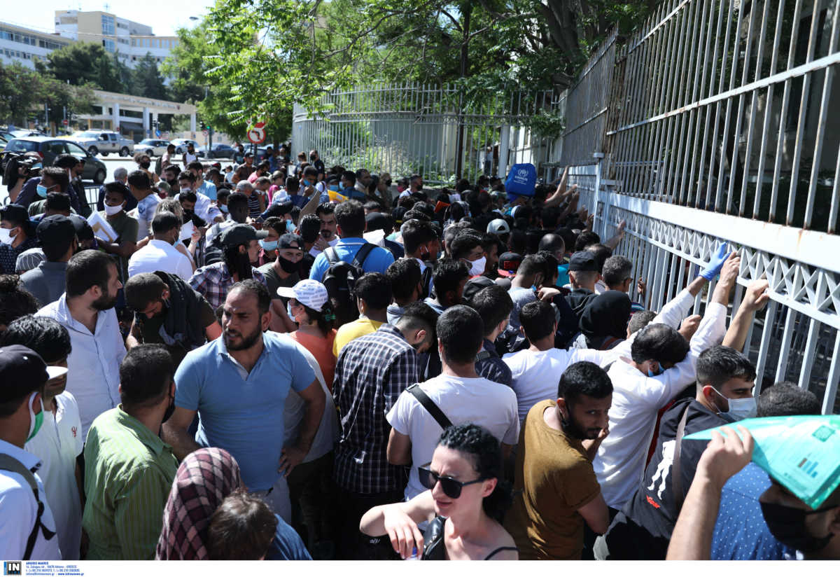 Ουρές ξανά στην υπηρεσία Ασύλου – Επί τόπου ο Μηταράκης, έκλεισαν για… δευτερόλεπτα το δρόμο