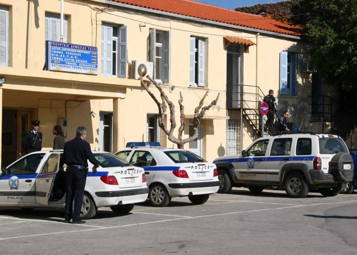 Στην Αστυνομική Διεύθυνση Ρεθύμνου προσήχθησαν σήμερα επτά άτομα έπειτα από επιχείρηση της αστυνομίας στα Ζωνιανά τα οποία κατηγορούνται για τη φονική ενέδρα εις βάρος ειδικού φρουρού.Τρίτη 22 Ιανουαρίου 2008.