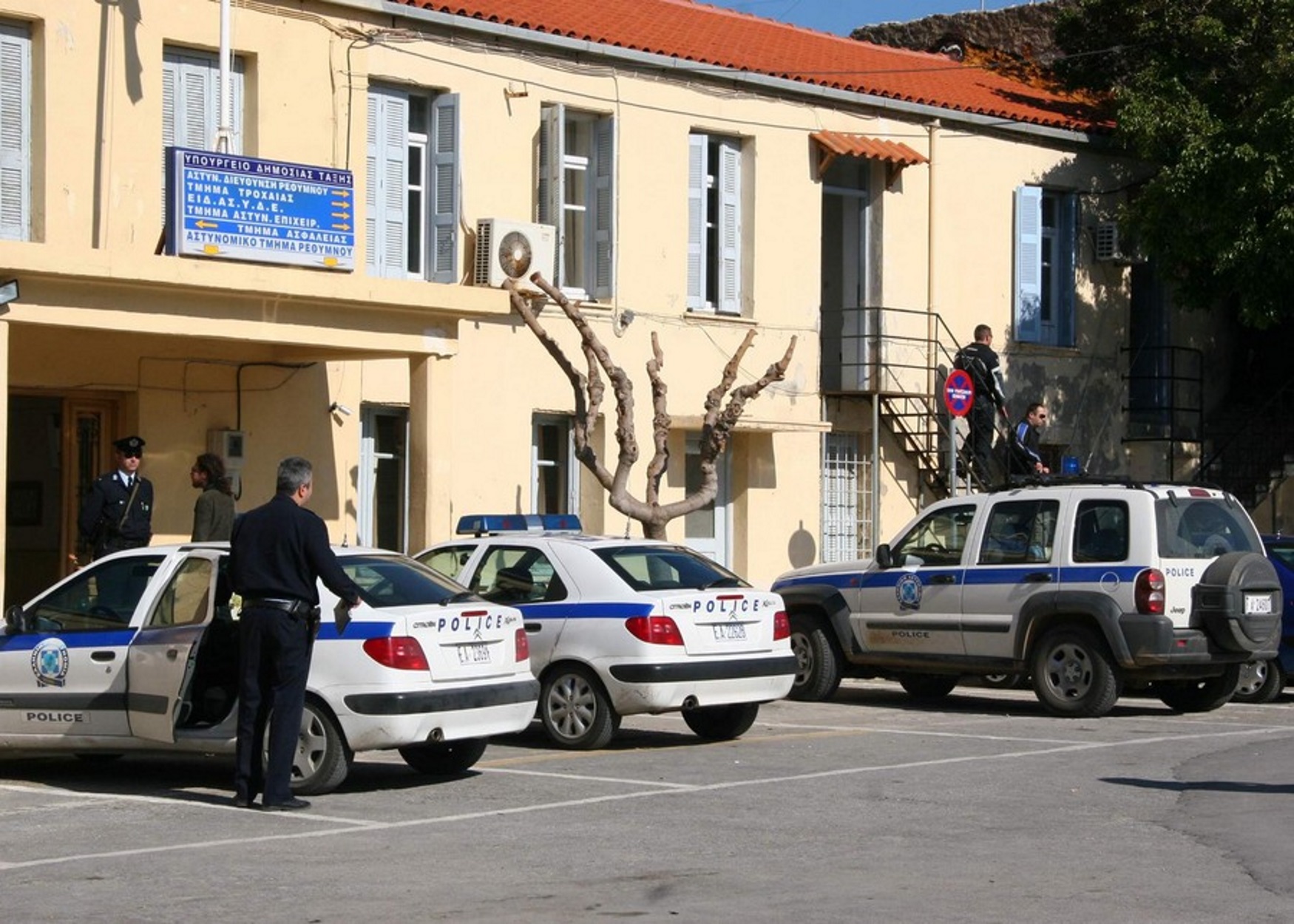 Στην Αστυνομική Διεύθυνση Ρεθύμνου προσήχθησαν σήμερα επτά άτομα έπειτα από επιχείρηση της αστυνομίας στα Ζωνιανά τα οποία κατηγορούνται για τη φονική ενέδρα εις βάρος ειδικού φρουρού.Τρίτη 22 Ιανουαρίου 2008.