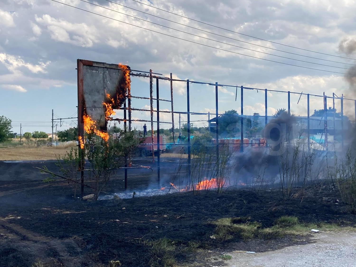 Λάρισα: Φωτιά κοντά στο γήπεδο της τοπικής ομάδας! Αυτοψία στο σημείο που επιχείρησαν πυροσβέστες (Φωτό)