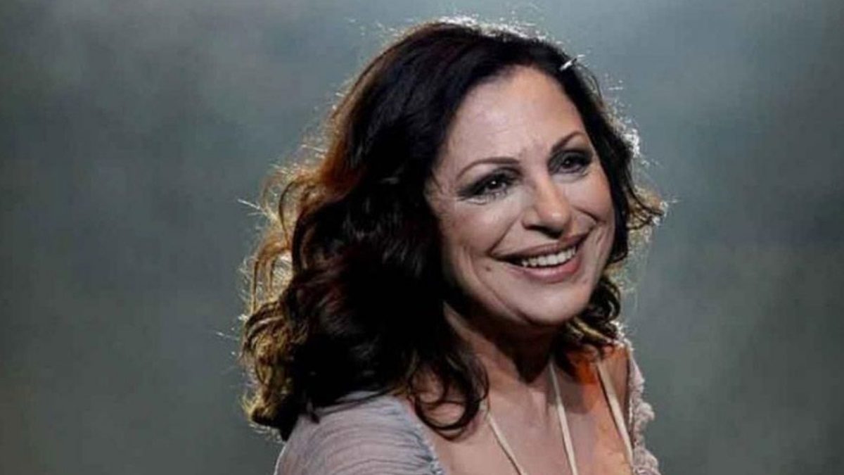 Κι όμως η Χαρούλα Αλεξίου δεν εγκαταλείπει τον καλλιτεχνικό χώρο!