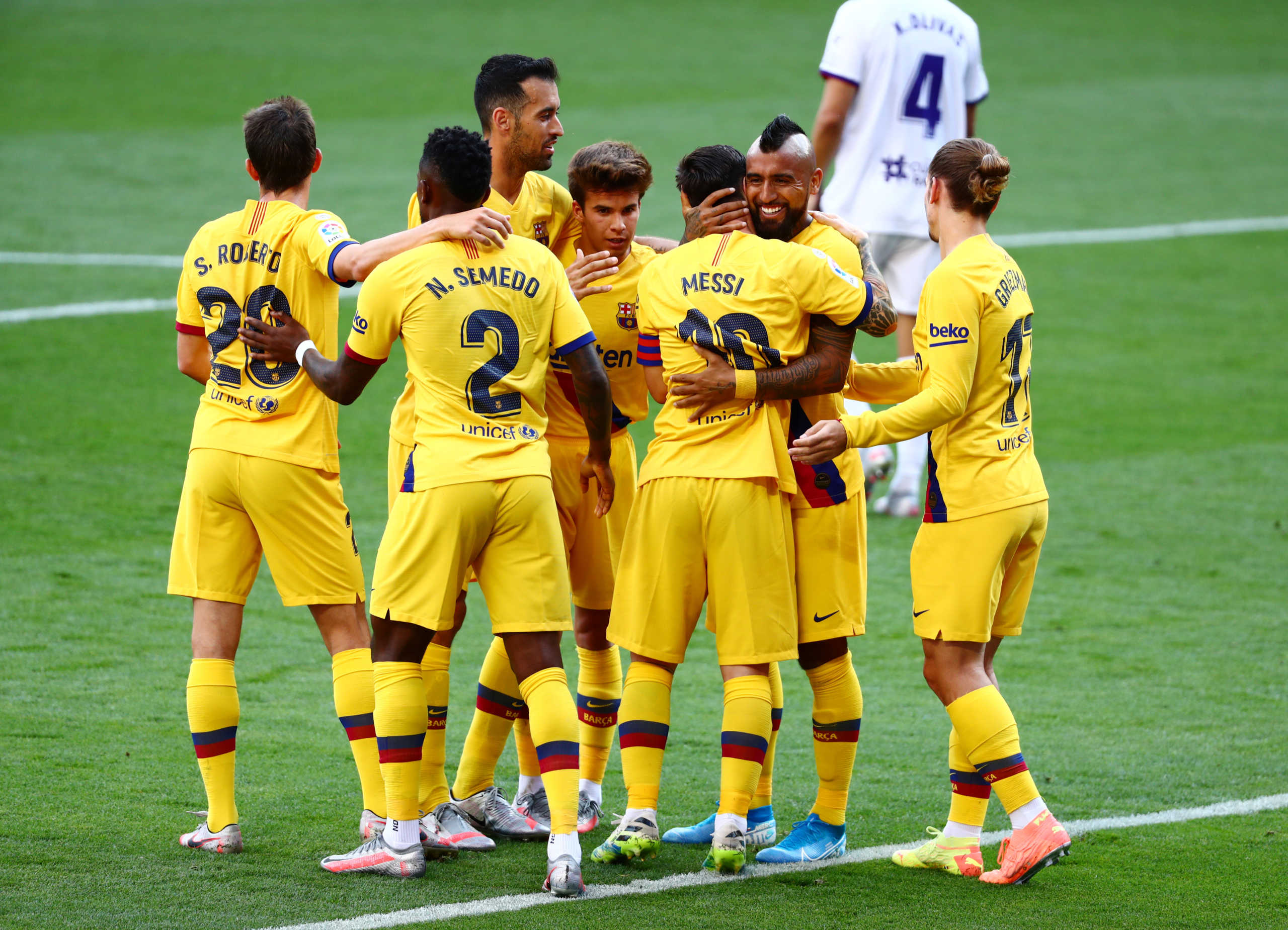 Soccer Football - La Liga Santander - Real Valladolid v FC Barcelona - Estadio Jose Zorrilla, Valladolid, Spain - July 11, 2020   Barcelona's Arturo Vidal celebrates scoring their first goal with teammates, as play resumes behind closed doors following the outbreak of the coronavirus disease (COVID-19)   REUTERS