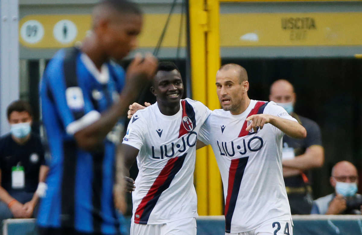 Soccer Football - Serie A - Inter Milan v Bologna - San Siro, Milan, Italy - July 5, 2020  Bologna's Musa Juwara celebrates scoring their first goal  with Rodrigo Palacio, as play resumes behind closed doors following the outbreak of the coronavirus disease (COVID-19)   REUTERS