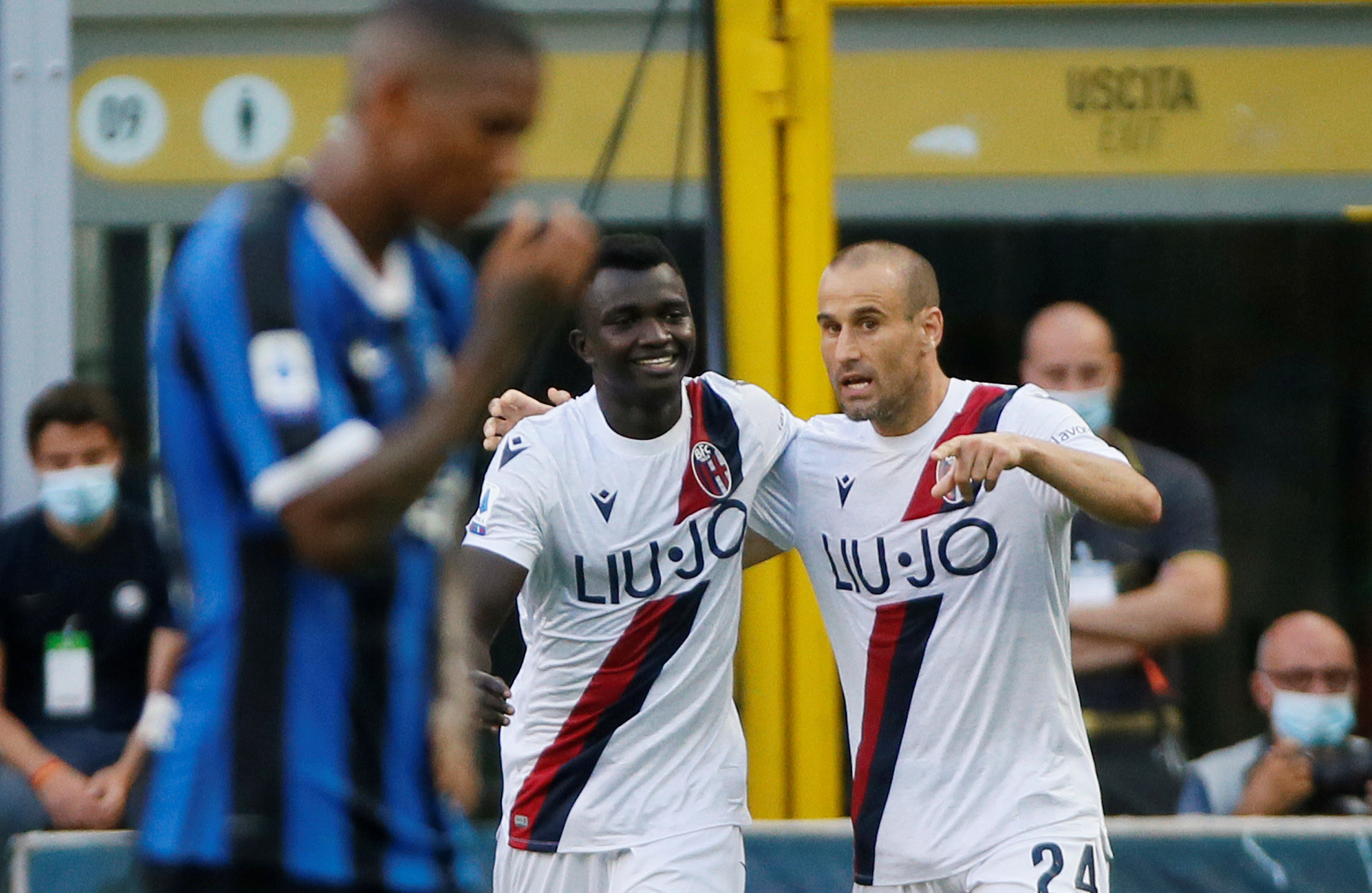 Soccer Football - Serie A - Inter Milan v Bologna - San Siro, Milan, Italy - July 5, 2020  Bologna's Musa Juwara celebrates scoring their first goal  with Rodrigo Palacio, as play resumes behind closed doors following the outbreak of the coronavirus disease (COVID-19)   REUTERS