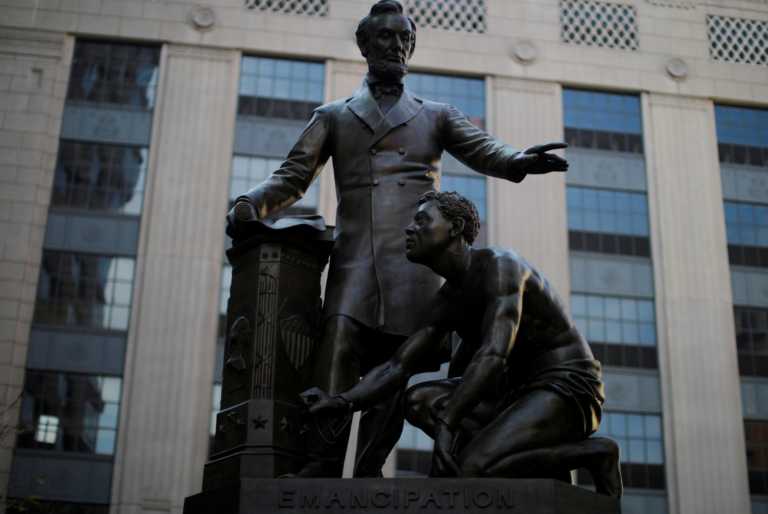 Βοστόνη: Απομακρύνουν αυτό το άγαλμα του Αβραάμ Λίνκολν – Στήθηκε το 1879