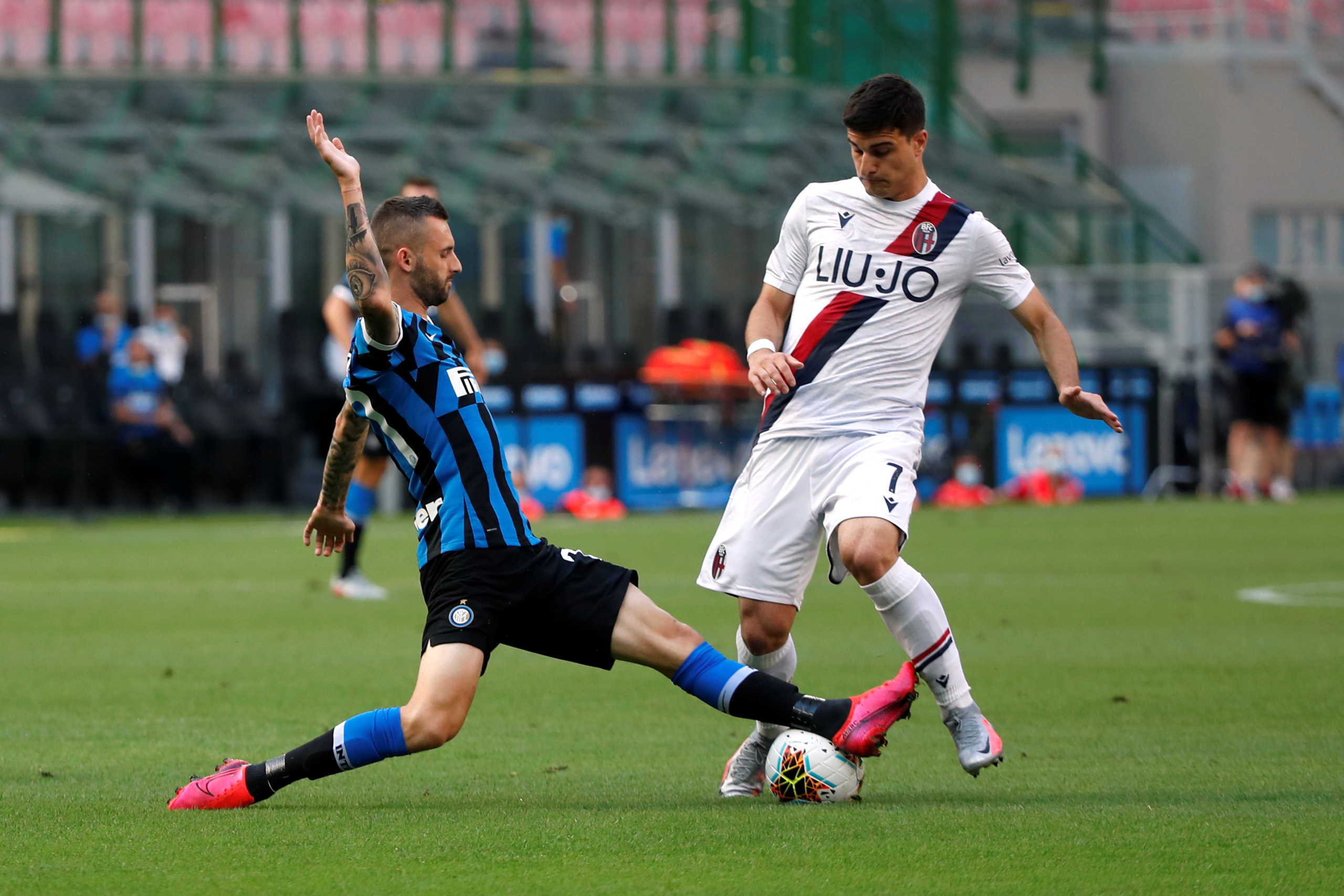Soccer Football - Serie A - Inter Milan v Bologna - San Siro, Milan, Italy - July 5, 2020  Inter Milan's Marcelo Brozovic in action with Bologna's Riccardo Orsolini, as play resumes behind closed doors following the outbreak of the coronavirus disease (COVID-19)   REUTERS