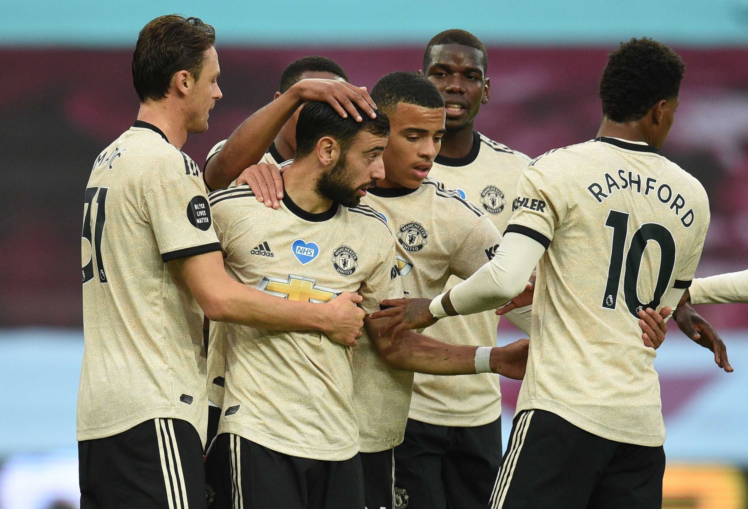 Soccer Football - Premier League - Aston Villa v Manchester United - Villa Park, Birmingham, Britain - July 9, 2020 Manchester United's Bruno Fernandes celebrates scoring their first goal with teammates, as play resumes behind closed doors following the outbreak of the coronavirus disease (COVID-19)  Oli Scarff