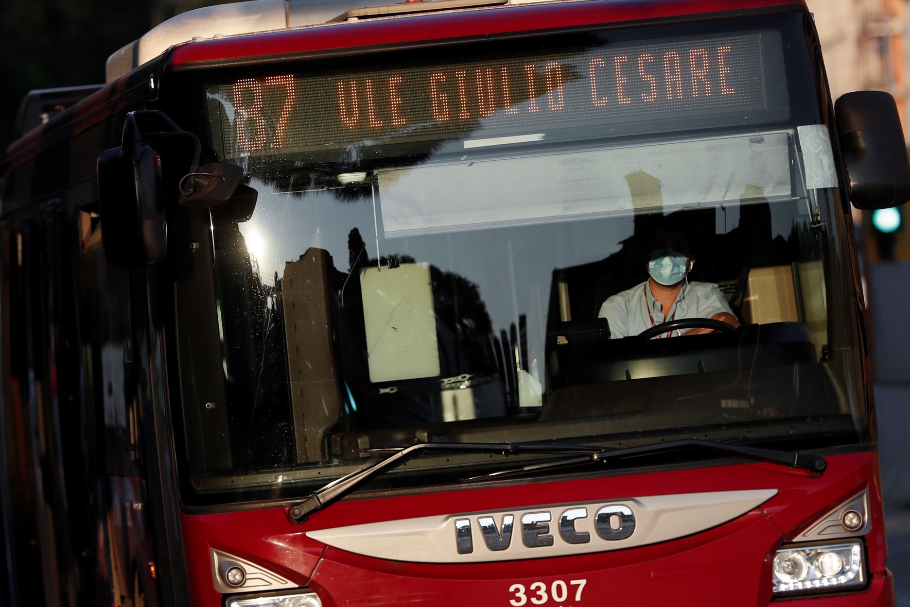 Γαλλία: Προφυλακίστηκαν οι επιβάτες λεωφορείου που άφησαν κλινικά νεκρό τον οδηγό επειδή τους ζήτησε να βάλουν μάσκες