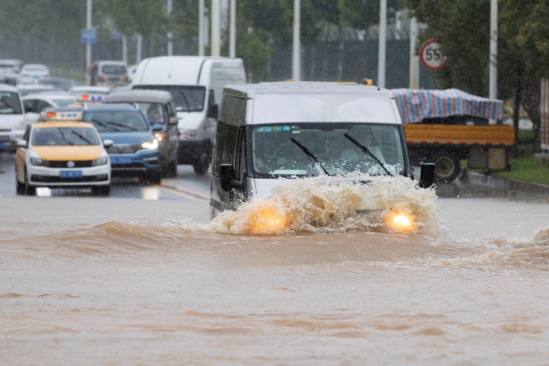 Κίνα: 140 νεκροί από πλημμύρες που απειλούν και την Ουχάν