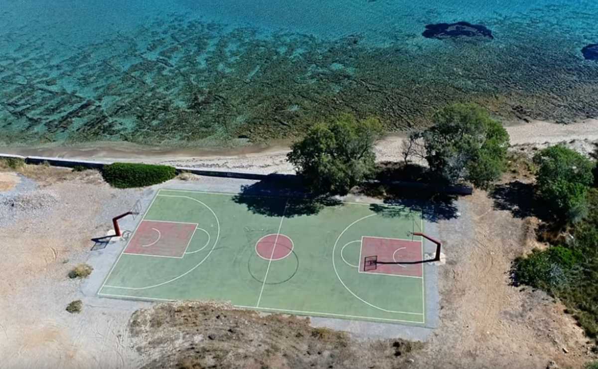 Ελαφόνησος: Αυτό είναι το πιο εξωτικό γήπεδο μπάσκετ της χώρας! Εκπληκτικές εικόνες από drone (Βίντεο)