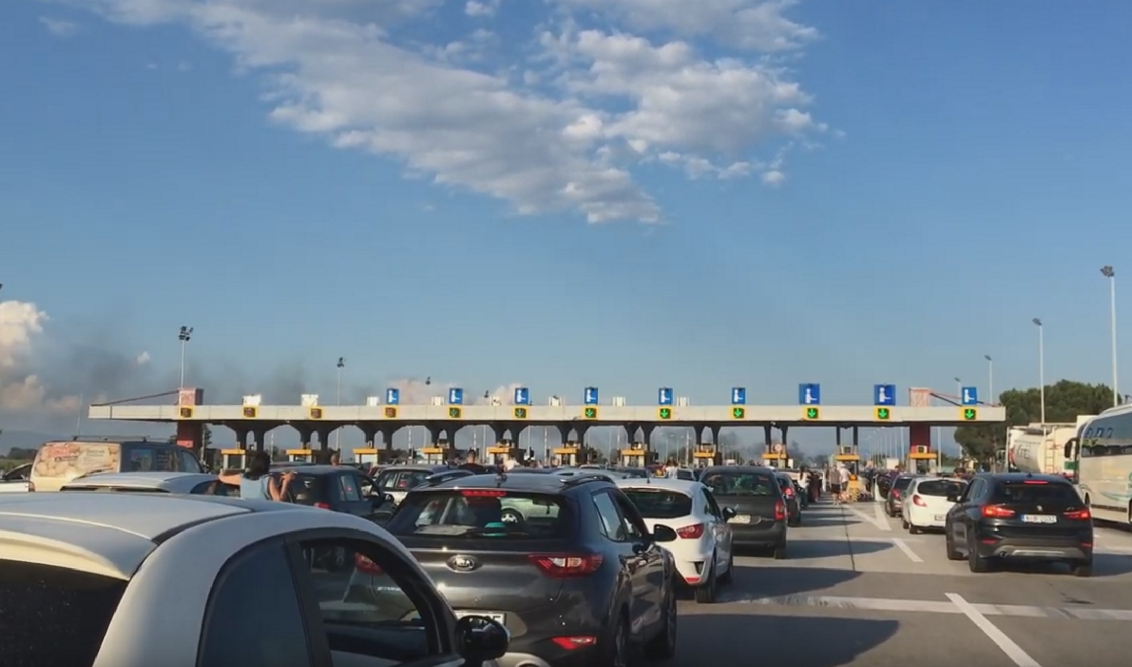 Εθνική Οδός: Κυκλοφοριακό χάος στην Αθηνών – Θεσσαλονίκης από φωτιά σε αυτοκίνητο (Βίντεο)