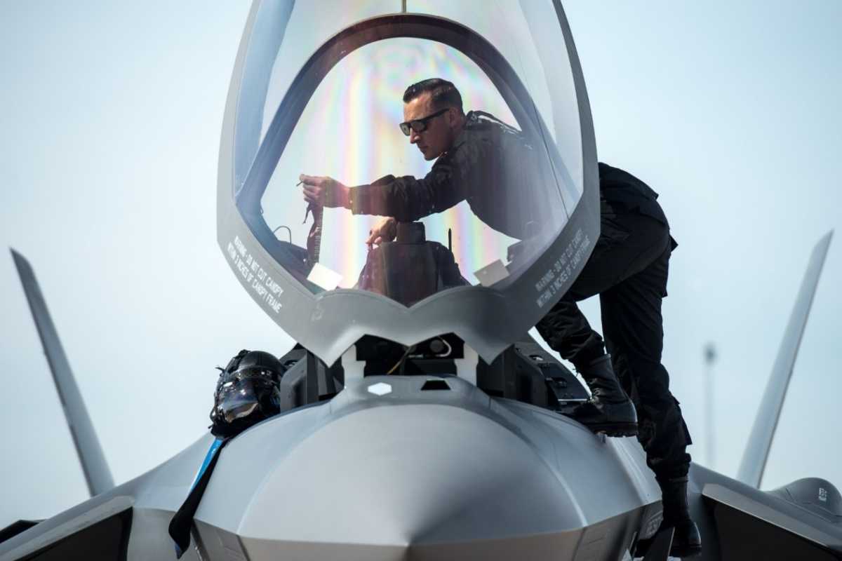 Πιλότοι μας εκμυστηρεύονται: 4 + 1 λόγοι που το F-35 είναι το αγαπημένο τους μαχητικό
