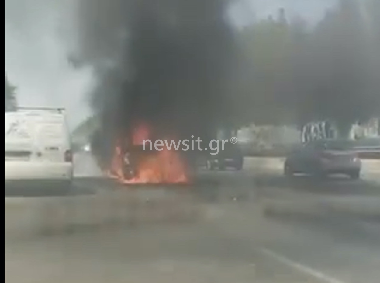 Στις φλόγες σχολικό στην Εθνική Οδό (video)