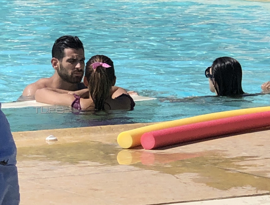 Τρυφερές αγκαλιές και παιχνίδια στην  πισίνα για την Ελένη Χατζίδου και τον Ετεοκλή Παύλου!