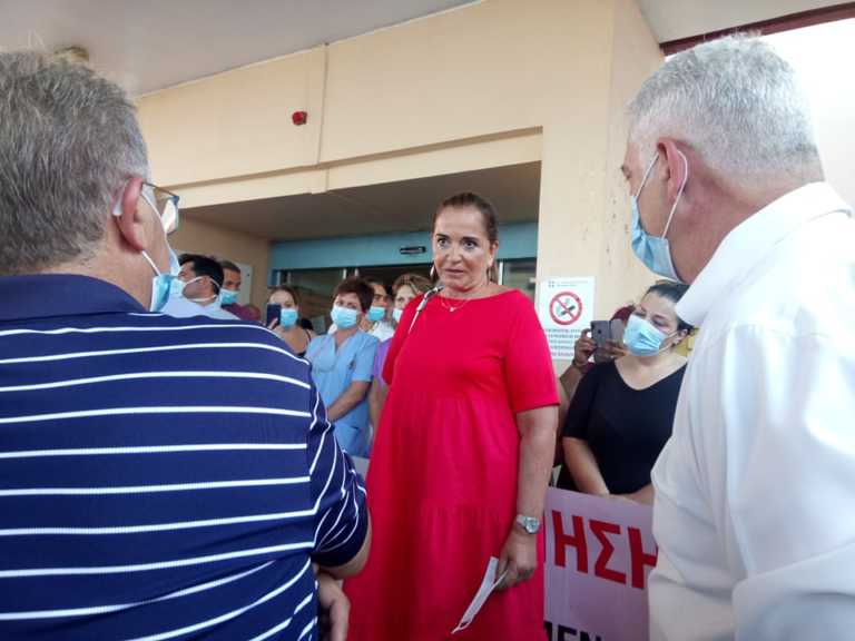 Χανιά: Τα “άκουσε” ο Κικίλιας στην είσοδο του νοσοκομείου! Παρούσα η Ντόρα Μπακογιάννη (Φωτό)