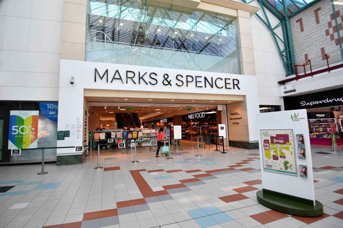 Τα Marks and Spencer απολύουν 7.000 εργαζόμενους