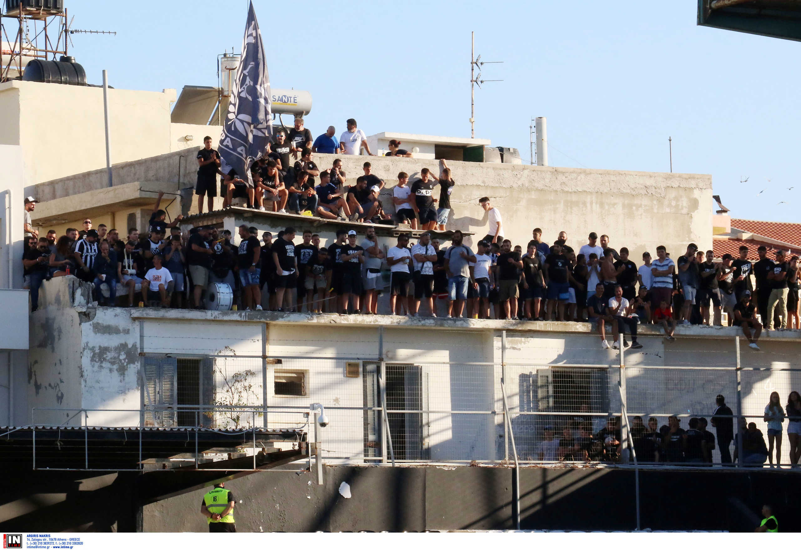 ΟΦΗ: Γκρεμίστηκε η “εξέδρα” των οπαδών! “Θα βρούμε ξανά λύση” (pic)