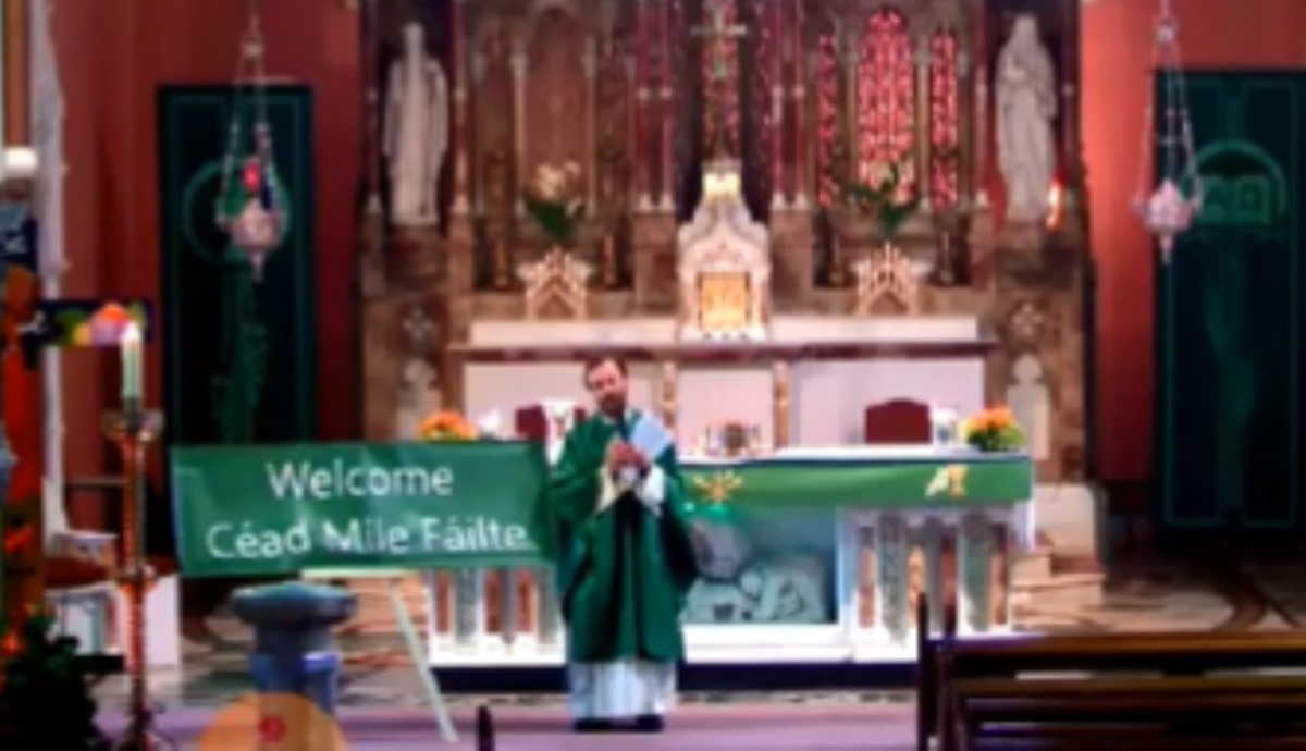 Βρέθηκε ο… παπα-Λίβερπουλ! Έπαιξε το “You never walk alone” μέσα στην εκκλησία (video)