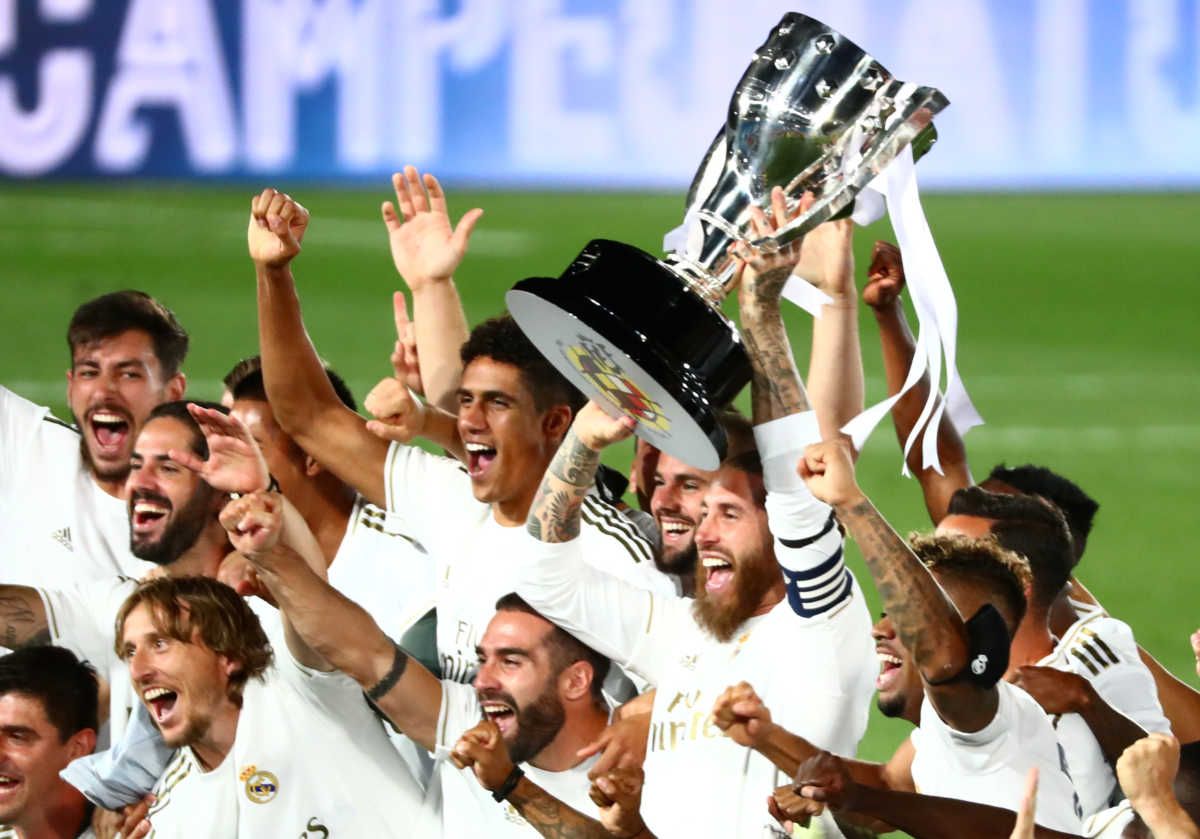 Soccer Football - La Liga Santander - Real Madrid v Villarreal - Alfredo Di Stefano Stadium, Madrid, Spain - July 16, 2020   Real Madrid's Sergio Ramos and teammates celebrate with the trophy after winning La Liga, as play resumes behind closed doors following the outbreak of the coronavirus disease (COVID-19)   REUTERS