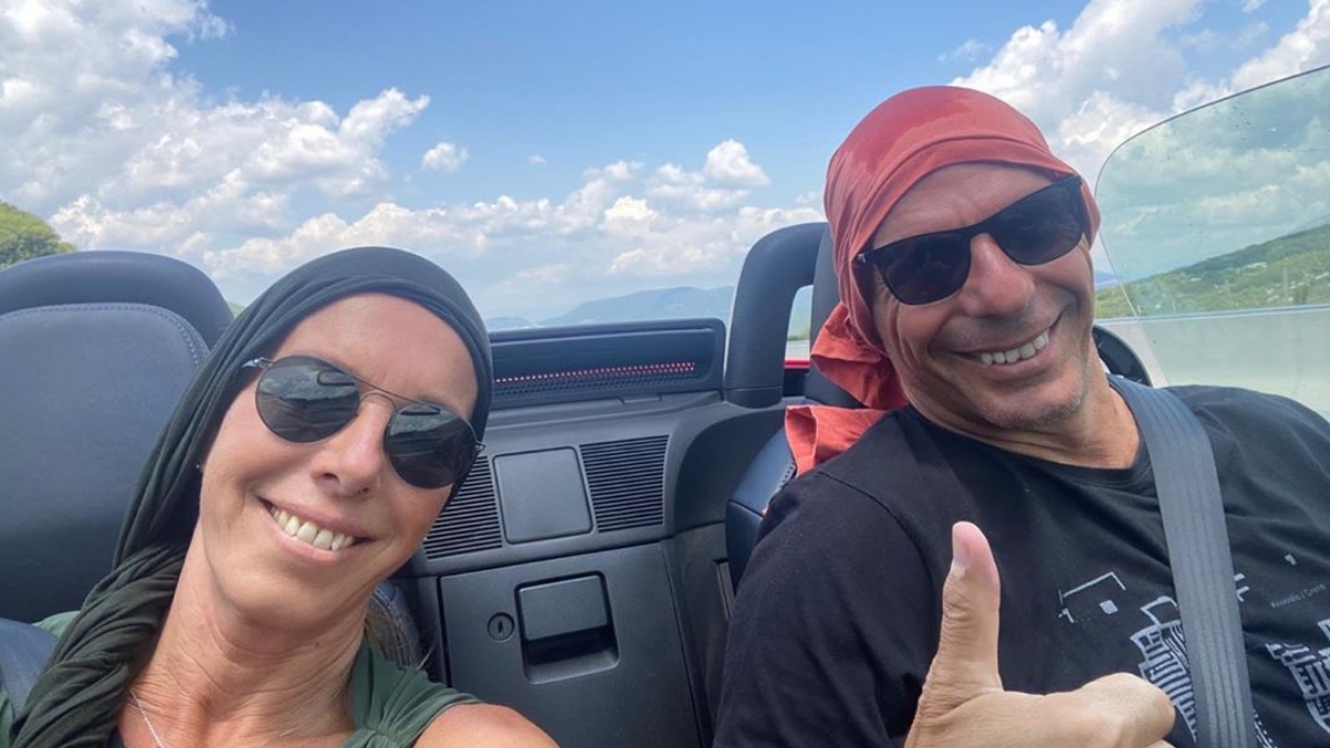 Ο Γιάνης Βαρουφάκης με την Δανάη Στράτου έκαναν road trip στην επιστροφή από Κέρκυρα!