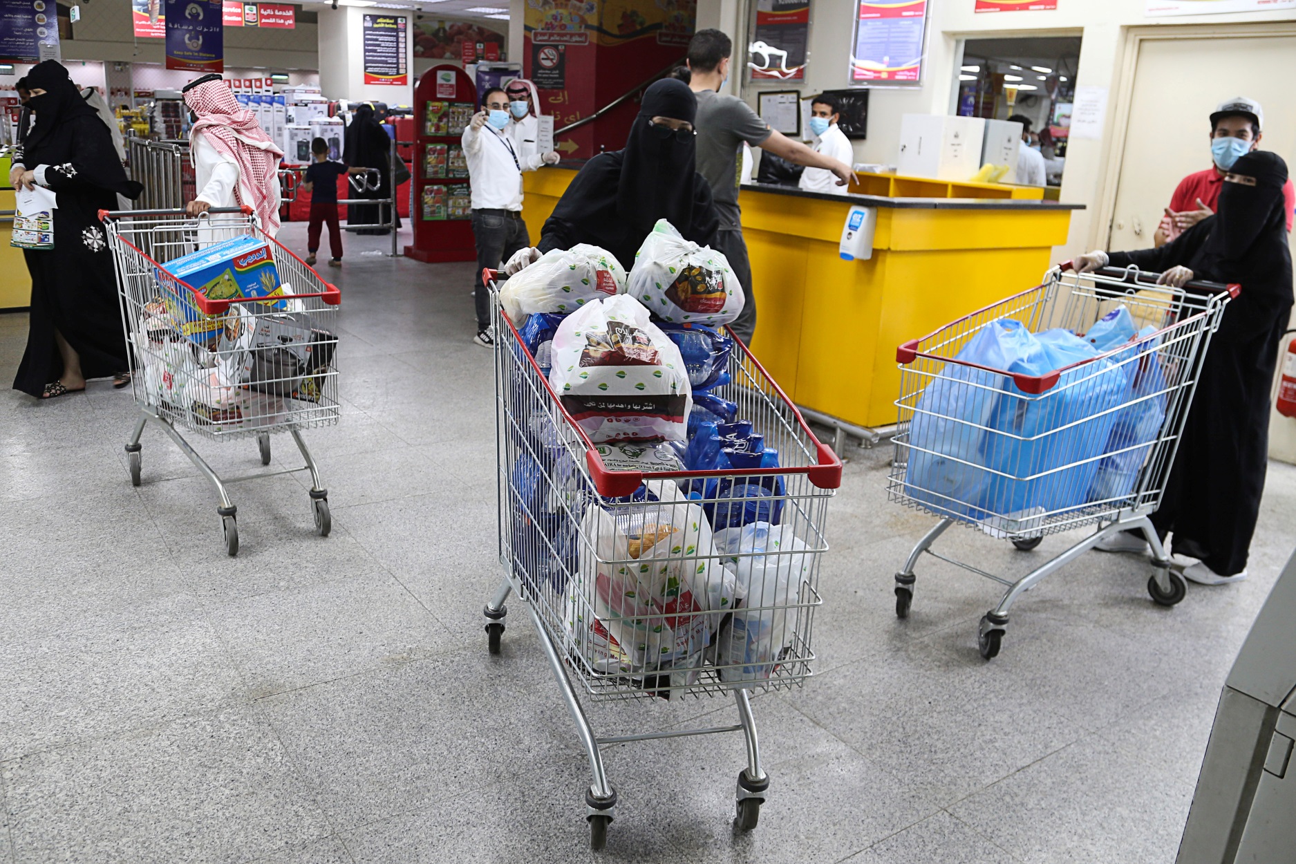 Σαουδική Αραβία: Καταναλωτική  φρενίτιδα πριν τριπλασιαστεί ο ΦΠΑ