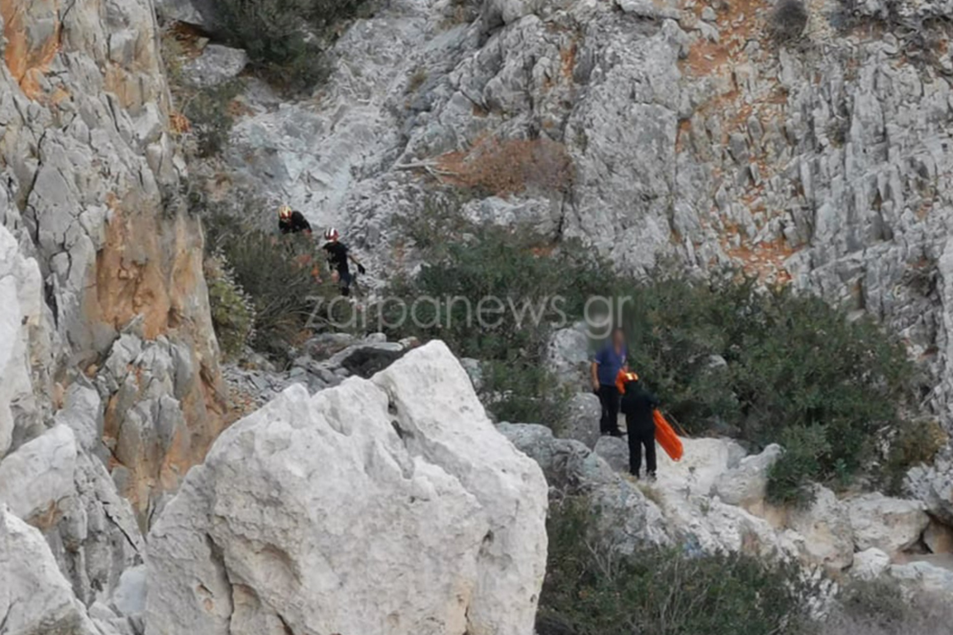 Συναγερμός στα Σεϊτάν Λιμάνια Χανίων: Τουρίστρια έπεσε στα βράχια (pics)