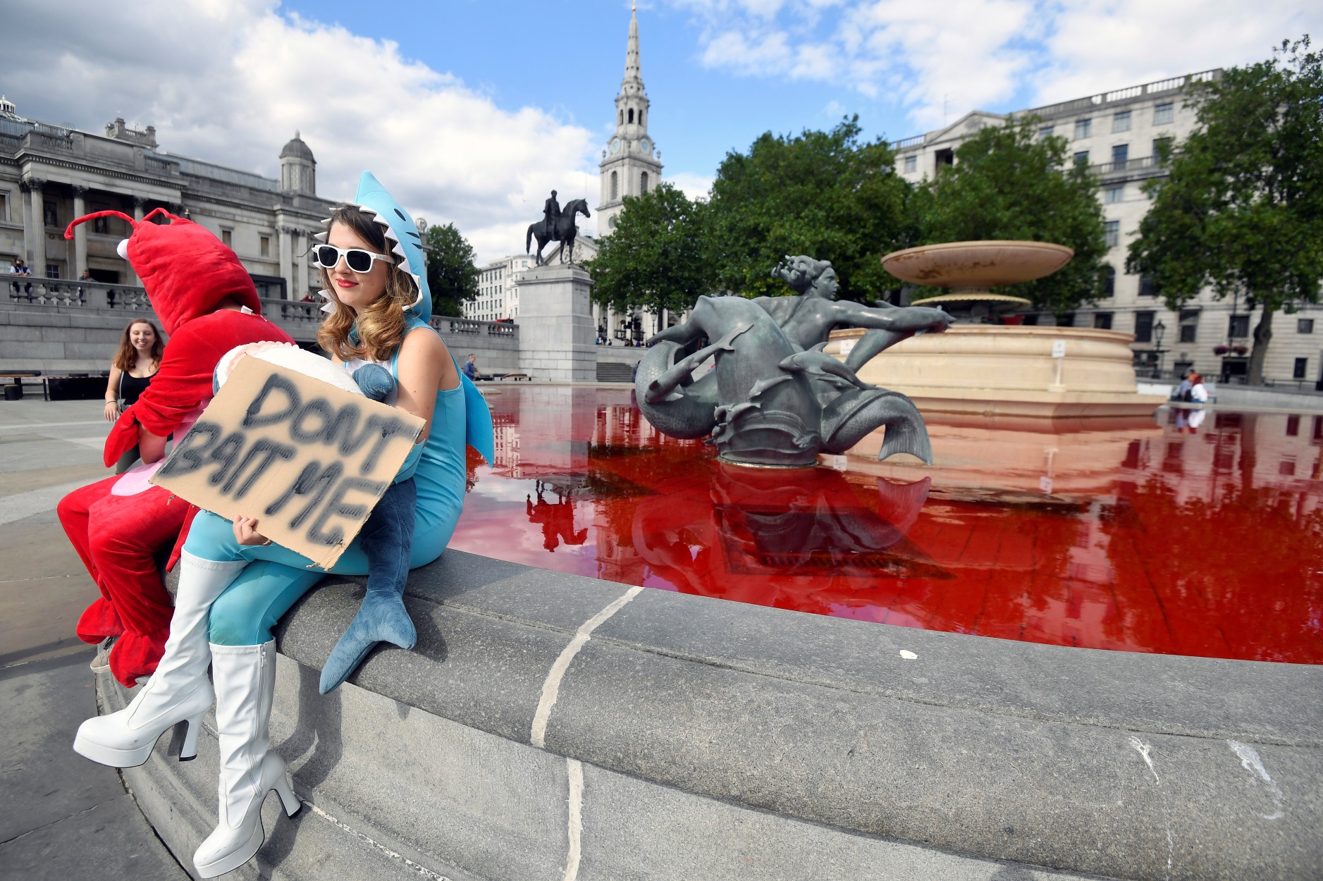 Λονδίνο: Κοκκίνισαν τα συντριβάνια της πλατείας Τραφάλγκαρ (pics)