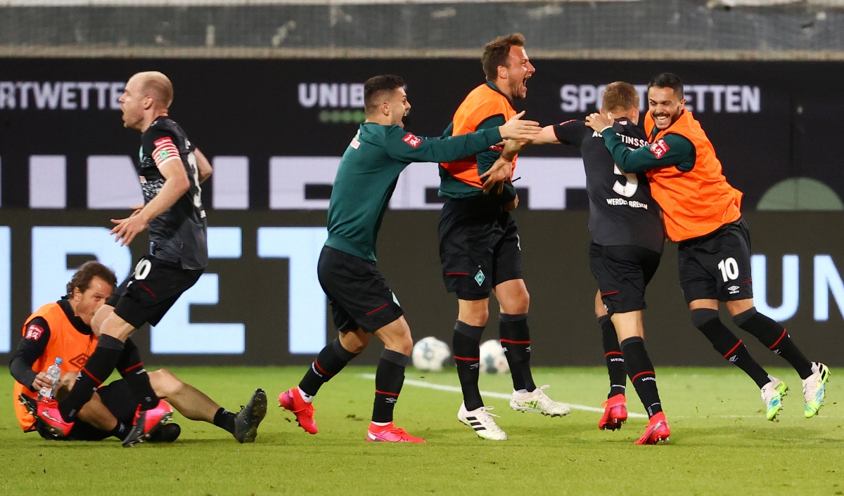 Soccer Football - Bundesliga Relegation Play-off Second Leg - 1. FC Heidenheim v Werder Bremen - Voith-Arena, Heidenheim, Germany - July 6, 2020   Werder Bremen's Ludwig Augustinsson celebrates scoring their second goal with teammates, as play resumes behind closed doors following the outbreak of the coronavirus disease (COVID-19)   REUTERS