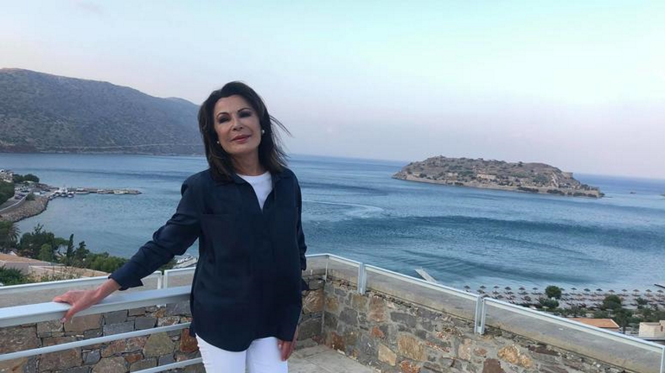 Κρήτη: Η Γιάννα Αγγελοπούλου στα… πάτρια εδάφη! Η πόζα στην Σπιναλόγκα και το μήνυμα στην Μαριάνα Βαρδινογιάννη