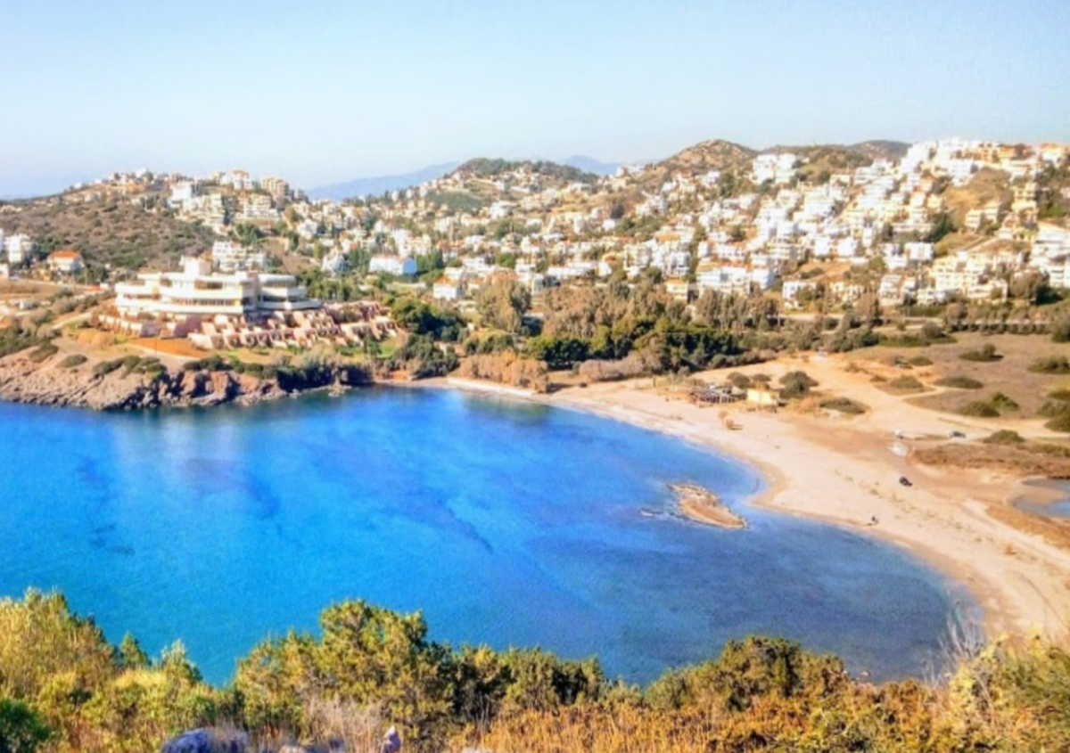 Παραλίες της Αττικής με δέντρα για να απολαύσεις φυσική σκιά